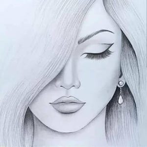 Pode incluir: Um desenho a lápis de grafite de um rosto com cabelo comprido cobrindo um lado. O olho visível apresenta um delineador escuro e cílios longos. Um brinco em forma de gota com um pequeno pino redondo pende do lóbulo da orelha visível.