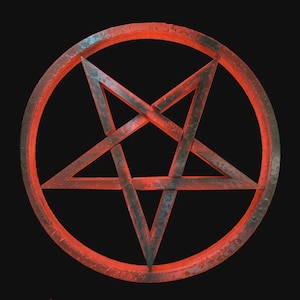 K&ouml;nnte beinhalten: Ein kreisf&ouml;rmiger Wandbehang mit einem f&uuml;nfzackigen Stern in einem Ring. Das Objekt hat eine verwitterte, dunkelmetallische Oberfl&auml;che, wobei leuchtend rotes Licht von den Innenkanten des Sterns und dem umgebenden kreisf&ouml;rmigen Rahmen ausgeht.