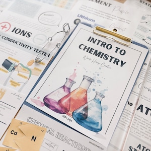 Op de afbeelding: Een aquarelillustratie van bekers met kleurrijke vloeistoffen, een notitieboek met de titel "Introductie tot de chemie" en de tekst "Wonder House Creative", en een pagina met de titel "Chemische reacties" met de chemische symbolen voor calcium en stikstof.