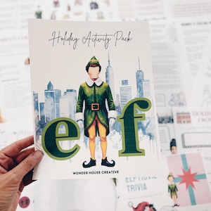 Puede incluir: Un paquete de actividades navideñas imprimible con Buddy el Elfo de la película Elf. El paquete incluye una página para colorear, una búsqueda de palabras, un crucigrama y un juego de preguntas y respuestas. El texto de la portada dice "Holiday Activity Pack" y "Wonder House Creative".