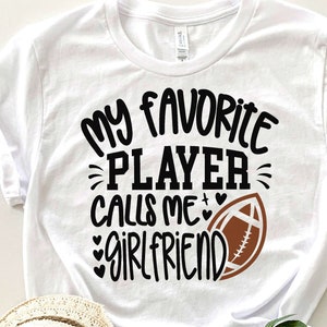 Novia de fútbol svg, mi jugador favorito me llama novia svg, sarcasmo novia regalo svg fútbol novia camisa svg amor fútbol
