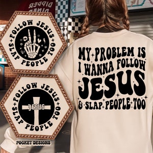 Puede incluir: Una sudadera beige con el texto "MY PROBLEM IS I WANNA FOLLOW JESUS & SLAP PEOPLE TOO" impreso en negro. Dos parches hexagonales con el texto "SLAP FOLLOW JESUS TOO PEOPLE" se muestran en la parte delantera de la sudadera.