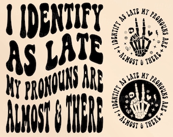 Me identifico como tardío Svg Png mis pronombres son casi/allí Svg, Sarcasmo Svg, Cita divertida Svg, Bolsillo y Diseño de espalda Camisa de archivo cortado