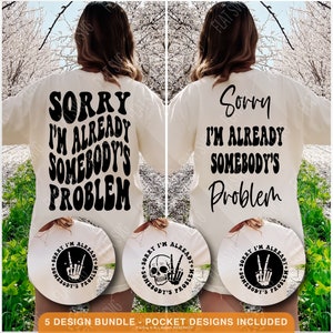 Könnte beinhalten: Ein Set mit fünf Taschen-Designs, die ein weißes Shirt mit schwarzem Text zeigen, der in einer Retro-Schrift "Sorry, ich bin schon das Problem von jemand anderem" lautet. Die Designs beinhalten auch einen Kreis mit einem Totenkopf und gekreuzten Knochen und dem gleichen Text.