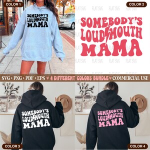 Pu&ograve; includere: Quattro diverse varianti di colore di un design grafico per una felpa con cappuccio con il testo "Somebody's Loudmouth Mama" in un font di stile retr&ograve;. Il testo &egrave; in nero con un fulmine rosa e un contorno rosa. La felpa con cappuccio &egrave; mostrata su un modello che indossa il design sulla schiena.