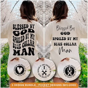 Puede incluir: Una camiseta blanca con un gráfico negro que dice "Blessed by God Spoiled by My Blue Collar Man". El paquete incluye cinco diseños de bolsillo diferentes. Los diseños de bolsillo son círculos con fondo negro y texto blanco que dice "Blessed by God Spoiled by My Blue Collar Man". Los diseños de bolsillo también incluyen un corazón, una llave inglesa y un casco.