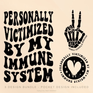 Peut inclure: Un ensemble de trois designs numériques avec le texte "PERSONALLY VICTIMIZED BY MY IMMUNE SYSTEM" dans une police rétro psychédélique. Les designs comprennent un signe de paix fait d'os, un cœur avec un éclair et un cercle avec le texte "PERSONALLY VICTIMIZED BY MY IMMUNE SYSTEM".