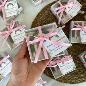 Boxed Makramee Regenbogen Keychain Taufgeschenk, personalisiertes Gastgeschenk, erste Geburtstagsfeier, Regenbogen Geschenkidee, Neugeborenen Baby Geschenk