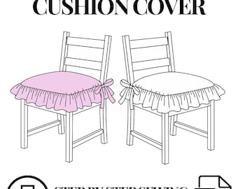 Puede incluir: Ilustración en blanco y negro de dos sillas con fundas de cojín. Una silla tiene una funda rosa con borde con volantes y un lazo. La otra silla tiene una funda blanca con borde con volantes y un lazo. Texto: "COTTAGE CORE CUSHION COVER" y "STEP BY STEP SEWING TUTORIAL & PATTERN".