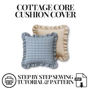 Puede incluir: Dos fundas de cojín decorativas. Una es de cuadros azules y blancos con un borde con volantes. La otra es de color beige liso con un borde con volantes. El texto en la parte superior dice "COTTAGE CORE CUSHION COVER". Debajo, el texto dice "STEP BY STEP SEWING TUTORIAL & PATTERN".