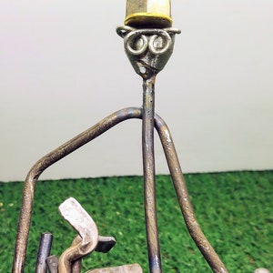 Figura de jogador de golfe de metal.