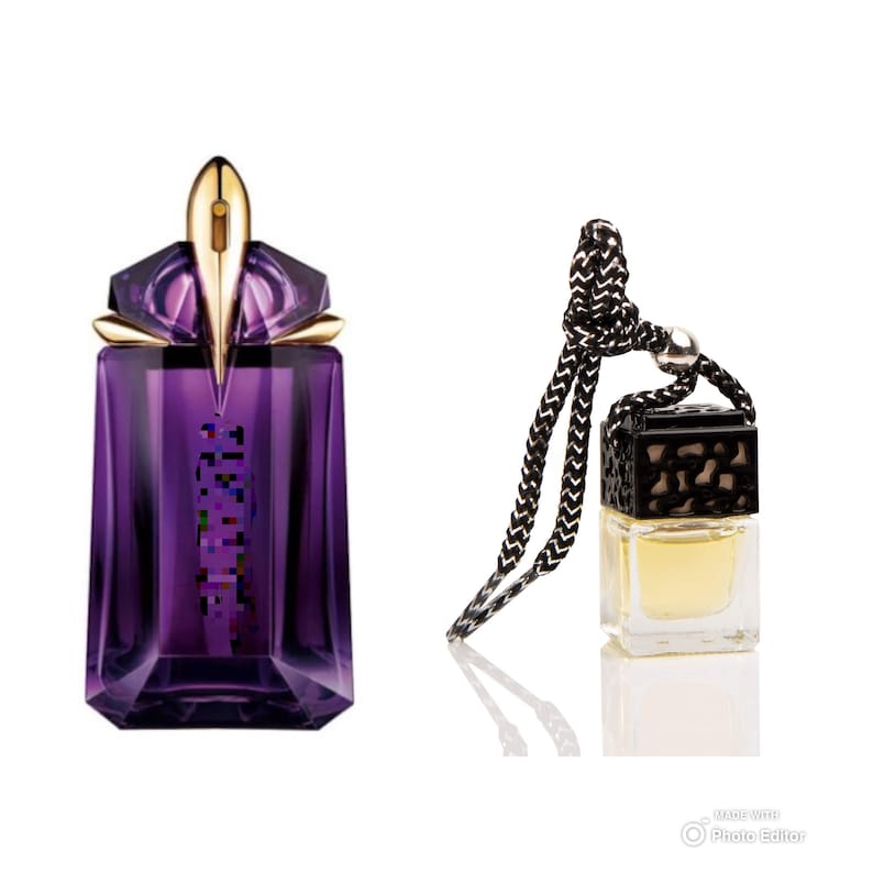 K&ouml;nnte beinhalten: Eine violette Glasflasche mit Parf&uuml;m und goldenem Verschluss sowie ein schwarzer Auto-Lufterfrischer mit goldenem Verschluss und schwarzer Schnur.