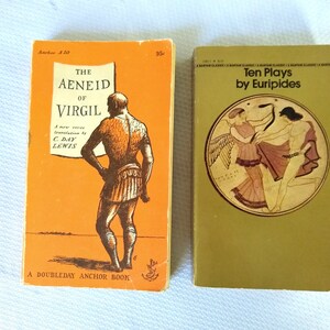 Puede incluir: Dos libros de bolsillo vintage, uno naranja con el título "La Eneida de Virgilio" y el otro verde con el título "Diez obras de Eurípides".