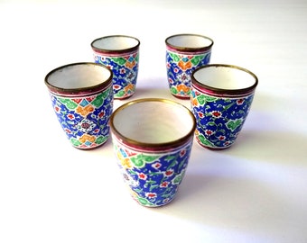 Ensemble de cinq tasses à shot colorées en laiton et émail de type cloisonné, peintes à la main en émail multicolore sur des tasses en laiton