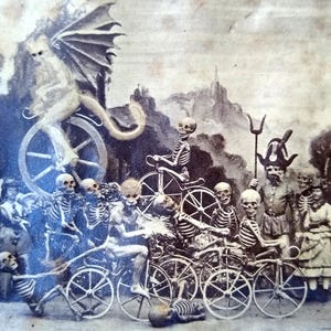 Könnte beinhalten: Vintage Schwarz-Weiß-Bild, das Skelette auf Fahrrädern zeigt, mit einem geflügelten Dämon auf einem großen Radfahrrad. Eine Figur mit einem Dreizack und einem Teufelshut steht zwischen den Skeletten. Die Szene hat ein surreales, gotisches Thema.