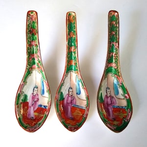 Medallón de rosa pintado a mano chino antiguo Cuchara de sopa de porcelana Famille Rose, Chinoiserie antiguo, recortado en oro
