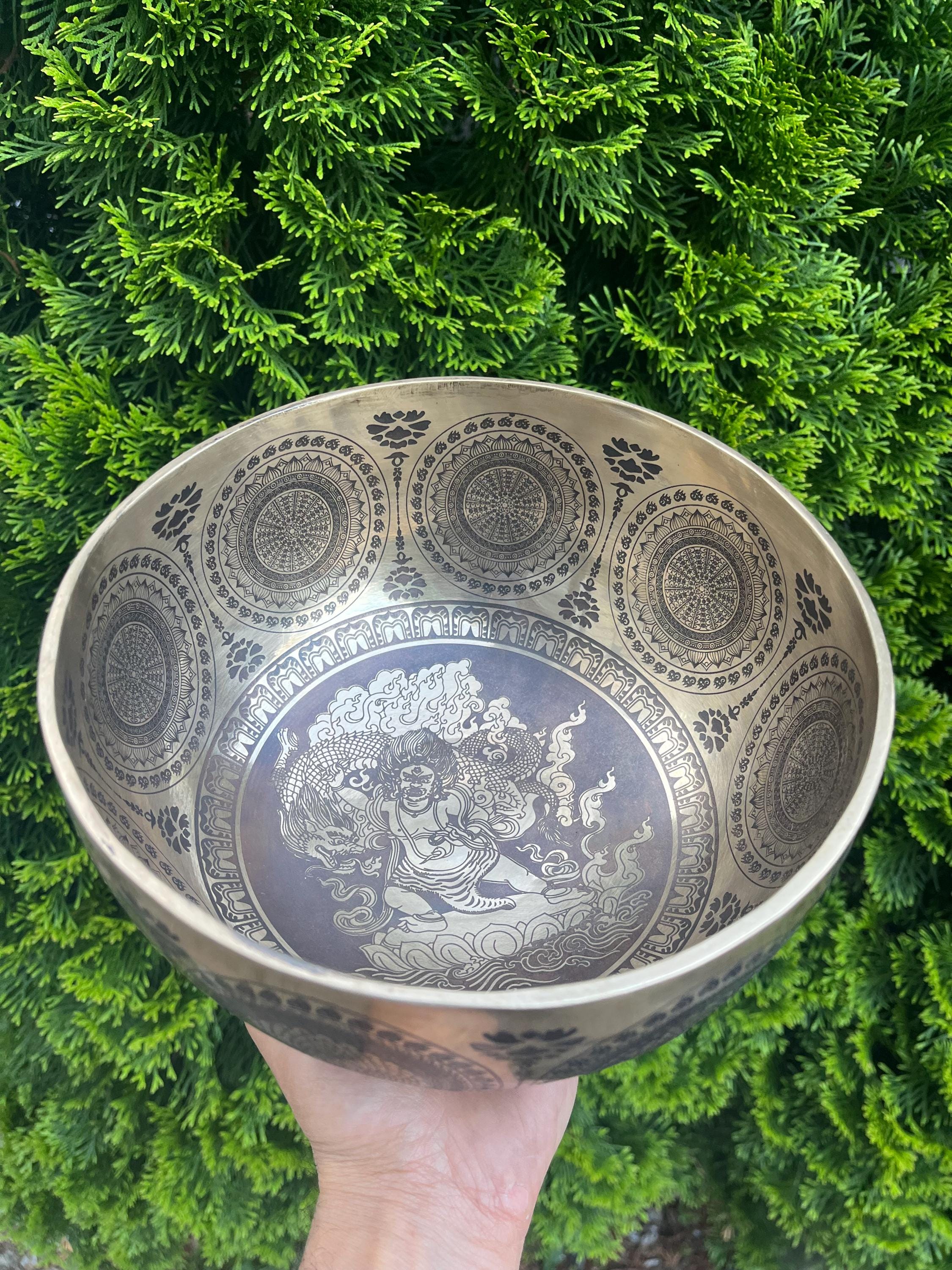 ネパール産 7インチ 手打ちヒーリング瞑想用オム彫刻シンギングボウル