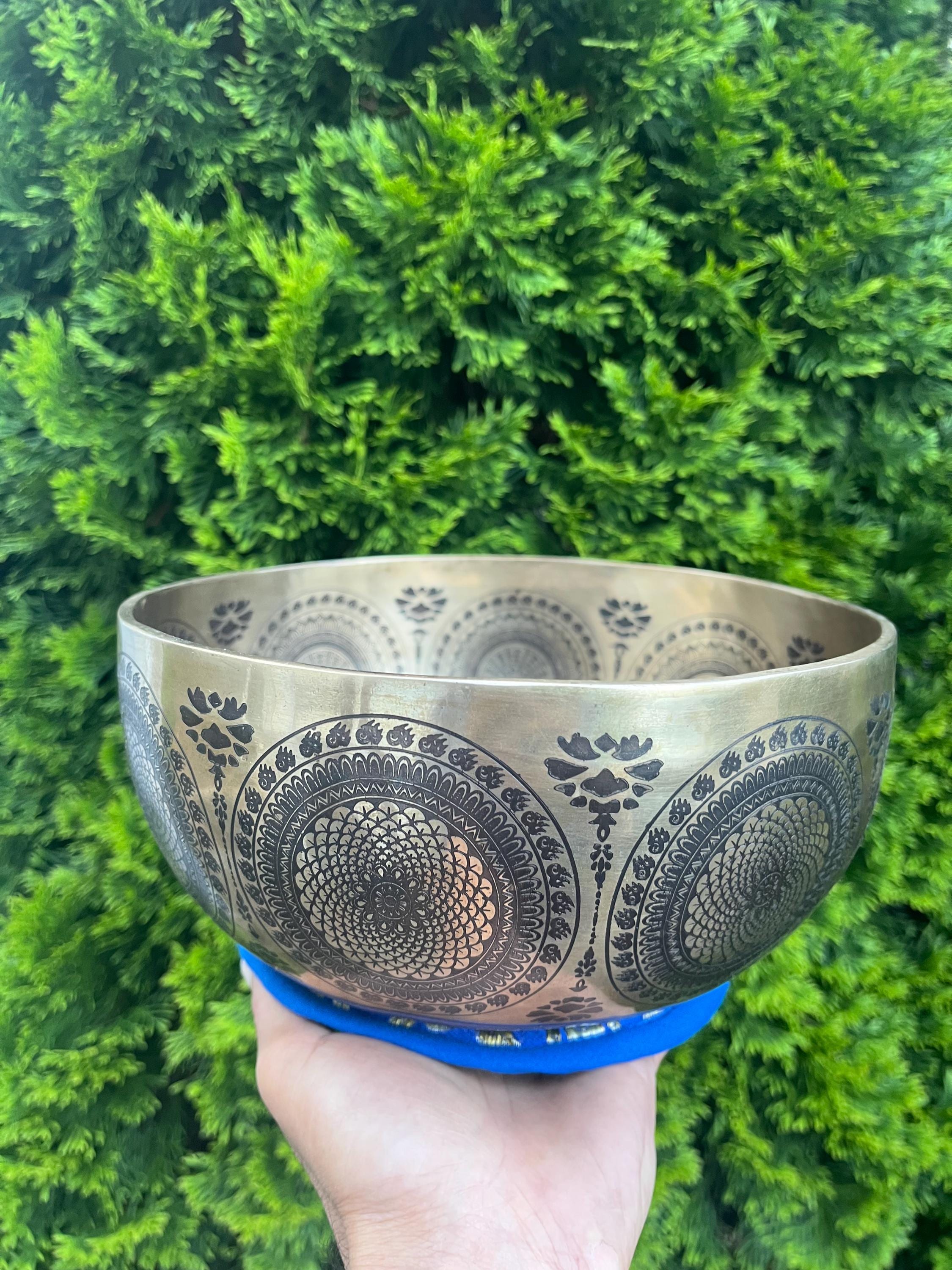 ネパール産 7インチ 手打ちヒーリング瞑想用オム彫刻シンギングボウル