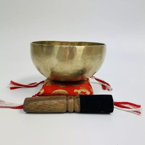 ネパール産 7インチ 手打ちヒーリング瞑想用オム彫刻シンギングボウル