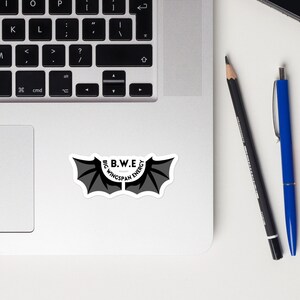 ACOTAR The Bat Boys Big Wingspan Energy Naklejka | Zabawne naklejki A Court of Thorns and Roses | Pikantne pomysły na prezenty z gadżetami i odzieżą Booktok