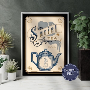 Könnte beinhalten: Gerahmter Druck mit einer blauen Teekannenillustration, der Text lautet "Suriel Tea" und "It's to die for". Das Kunstwerk hat einen Vintage-Stil mit dekorativen Verzierungen und einem Etikett für digitale Dateien.