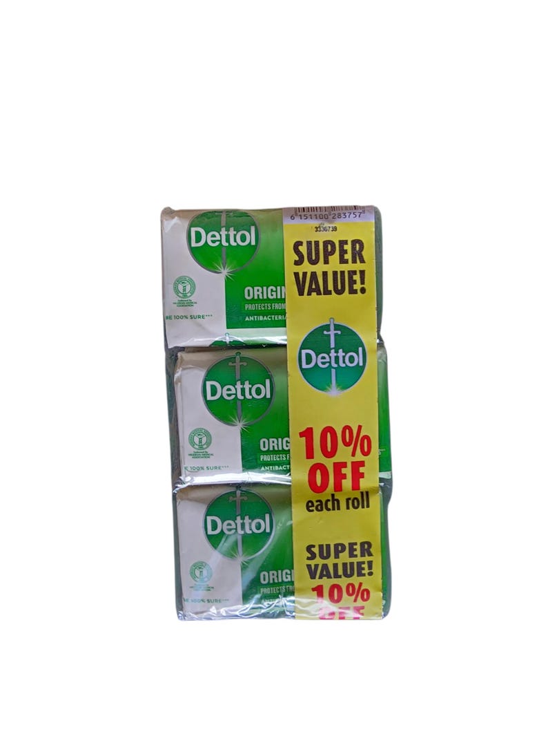 Puede incluir: Barras de jab&oacute;n Dettol apiladas, cada una envuelta en un embalaje blanco y verde. El embalaje presenta el logotipo de Dettol y las palabras "ORIGINAL" y "PROTECTS FROM ANTIBACTERIAL". Una etiqueta amarilla anuncia "SUPER VALUE! 10% OFF".