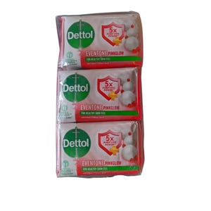 Puede incluir: Tres barras envueltas de jab&oacute;n antibacteriano Dettol Eventone Pinkglow. Cada paquete presenta el logotipo de Dettol, el nombre del producto y un gr&aacute;fico que indica 5x poder purificador. El embalaje es blanco, verde y rojo.