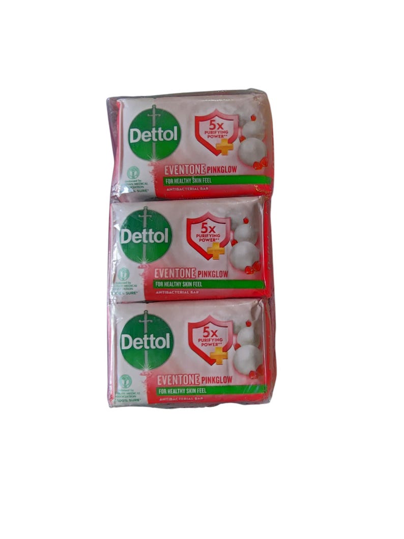 Puede incluir: Tres barras envueltas de jab&oacute;n antibacteriano Dettol Eventone Pinkglow. Cada paquete presenta el logotipo de Dettol, el nombre del producto y un gr&aacute;fico que indica 5x poder purificador. El embalaje es blanco, verde y rojo.