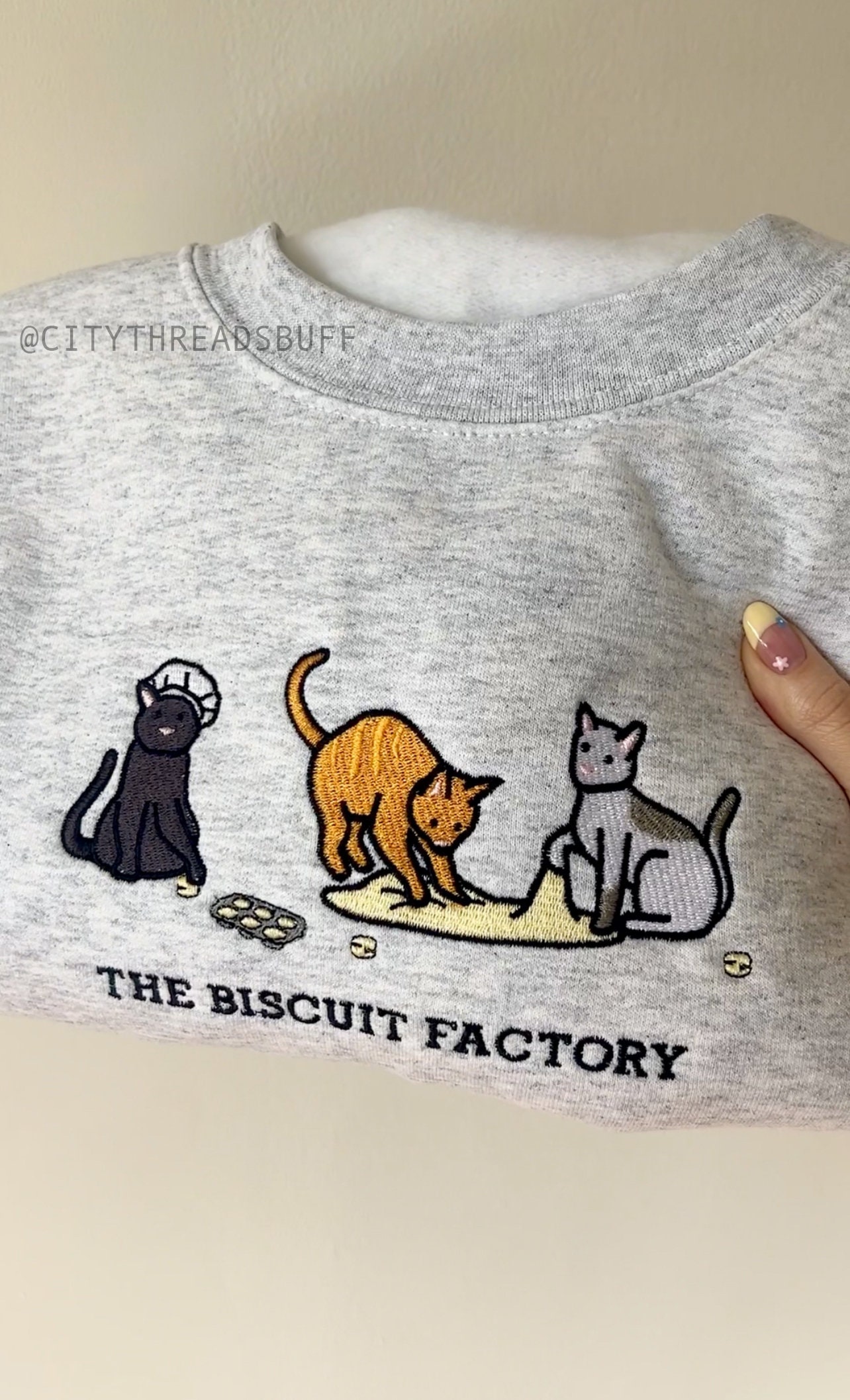トップス BONNE cat embroidery sweat ivory Embroidered Cat Biscuit Sweatshirt - Etsy