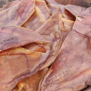 Cinco secciones de media oreja de cerdo deshidratadas, totalmente naturales, para masticar en perros. imagen 1