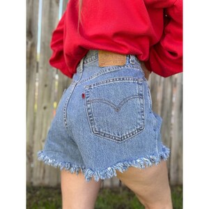 Vintage 99' Levi's 550 Relaxed Fit Cut Off Raw Hem Denim Jean Shorts Size 34