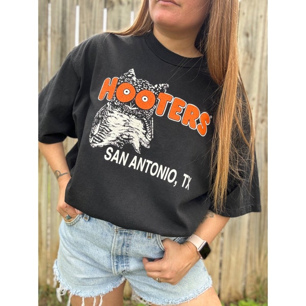 Vintage 96' Hooters San Antonio Texas Single Stitch Black Tee T-Shirt Size XL
