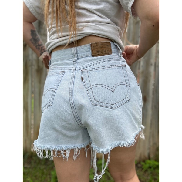 Vintage 91' Levi's 900 Series Pleated Cut Off Raw Hem Denim Jean Shorts Size 10