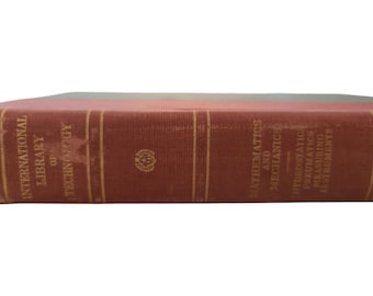 Op de afbeelding: Een rood boek met gouden letters op de rug. De titel is "International Library of Technology" en de ondertitel is "Toegepaste wiskunde en mechanica, hydrostatica, hydrodynamica, meetinstrumenten".