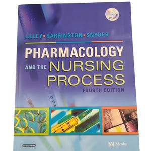 以下が含まれることがあります： リリー、ハリントン、スナイダー著「薬理学と看護過程、第4版」というタイトルの教科書。表紙は主に青色で、医療用品とCDの画像が描かれています。この本はMosbyから出版されています。