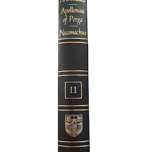 Puede incluir: Lomo de libro verde oscuro con letras doradas. Los nombres de Euclides, Arquímedes, Apolonio de Perga y Nicómaco están escritos. El número "11" está en un cuadrado dorado.