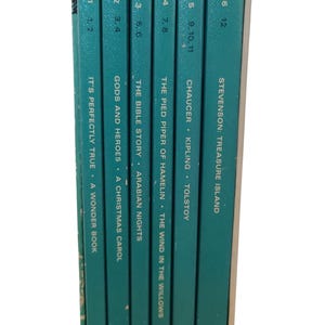 Puede incluir: Un conjunto de 12 libros de color verde azulado con letras doradas. Los libros están etiquetados con los volúmenes 1-12 y títulos como "It's Perfectly True", "Gods and Heroes", "The Bible Story", "The Pied Piper of Hamelin", "Chaucer" y "Stevenson: Treasure Island".