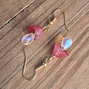 Pendientes de hongo de vidrio rojo caprichosos - Oro de 18k hecho a mano, vidrio esmerilado, forma de lágrima, hongo mágico rojo, delicados pendientes de recolección de otoño