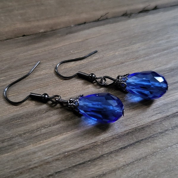 Pendientes de lágrima de zafiro azul de plata oscura - Pendientes de cristal de plata oscura hechos a mano - Pendientes de pera de vidrio azul - Pendientes góticos victorianos