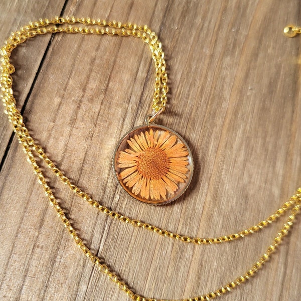 Orange Daisy Pressed Flower Necklace- 18k Gold Preserved Dried Flower Handmade Yellow Daisy Sunflower Succulent Flower Resin Circle Necklace