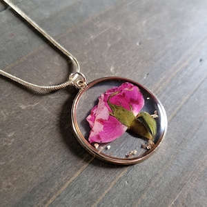 Dainty Red Rose Pressed Flower Necklace- 18k Gold Preserved Dried Flower Handmade Deep Pink Rose Succulent Flower Rose Resin Circle Necklace