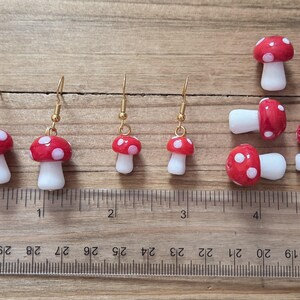 Nyckfulla örhängen med röda glasmusslor - 18k guld handgjorda glasörhängen med röd magisk svamp, läckra höst- och höstförare-älv-stugkärnor bild 4