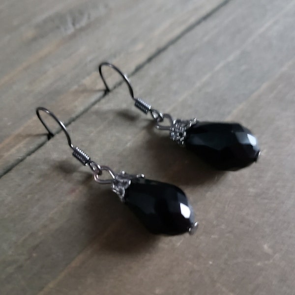 Pendientes de lágrima de obsidiana negra en plata oscura - Pendientes de cristal de plata oscura hechos a mano - Pendientes de pera de piedra negra - Pendientes góticos celtas