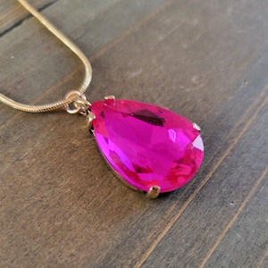 18k Gold Hot Pink Kristallhalskette - Handgemachte echte Stein-Magenta Rosa Zirkon Teardrop Stein Rosa Birne Stein Anhänger - Hot Pink Stein Halskette