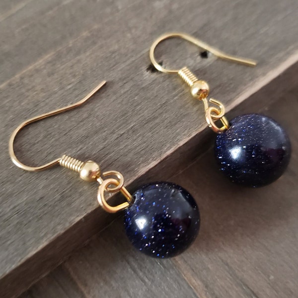 Blauwe Goldstone oorbellen-18k gouden echte stenen oorbellen-Midnight Blue Sparkly Stone-blauwe zandsteen-sierlijke blauwe stenen kraal Galaxy oorbellen