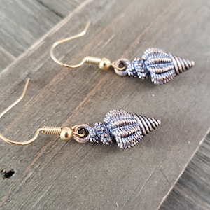 Black Conch Shell Earrings- 18k Gold Shell Earrings- Summer Earrings- Black Gold Beach Sandy Seashell Spiral Conch Ocean Nautical Earrings
