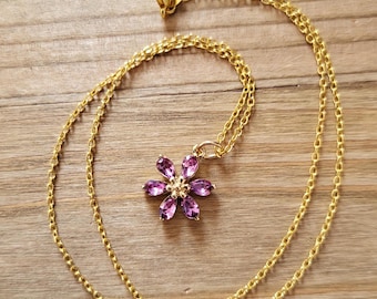 Halsband med lila prästkrageblomma - 18k guldpläterat kubiskt zirkoniakristall strassblomma handgjort lavendelfärgat lila kristall ädelstenshalsband
