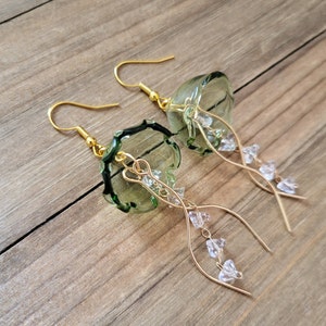 Brincos de água-viva verde-oliva - Brincos pendentes de água-viva em vidro e ouro 18k - Brincos náuticos de cristal com água-viva verde-oliva, tema oceano e vida marinha.