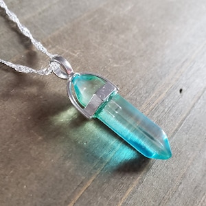 Halsband med blått ombrekvartskristall i hartsglas - 925 sterlingsilver med vattenvågor, sexkantigt kristallhalsband, handgjort halsband i hartsakryl