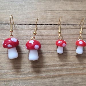 Nyckfulla örhängen med röda glasmusslor - 18k guld handgjorda glasörhängen med röd magisk svamp, läckra höst- och höstförare-älv-stugkärnor bild 2